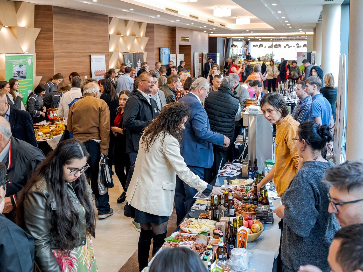 Public în zona expozițională de la Treasures of the East 2025, Ramada Plaza Craiova