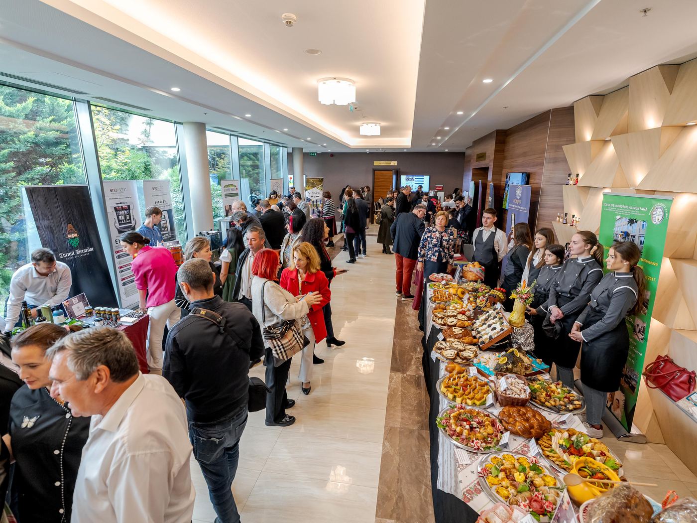 Public în zona expozițională de la Treasures of the East 2025, Ramada Plaza Craiova