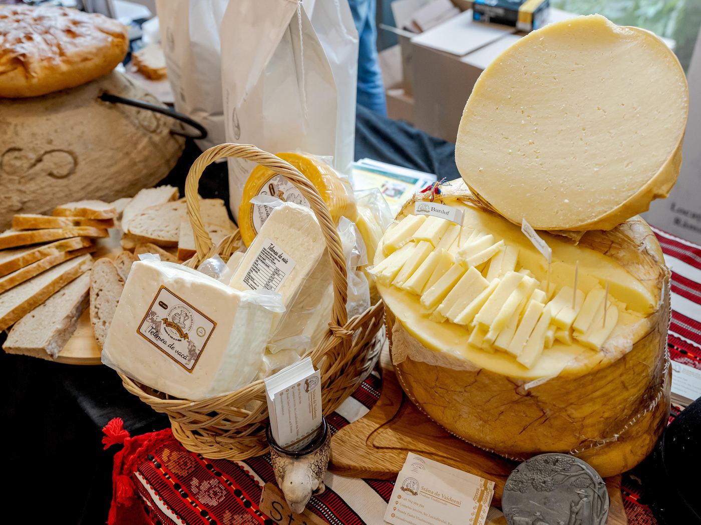 Produse artizanale și platouri prezentate de producători la Treasures of the East 2025