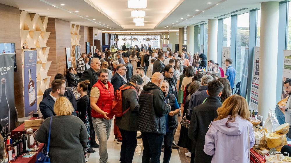 Public în zona expozițională de la Treasures of the East 2025, Ramada Plaza Craiova