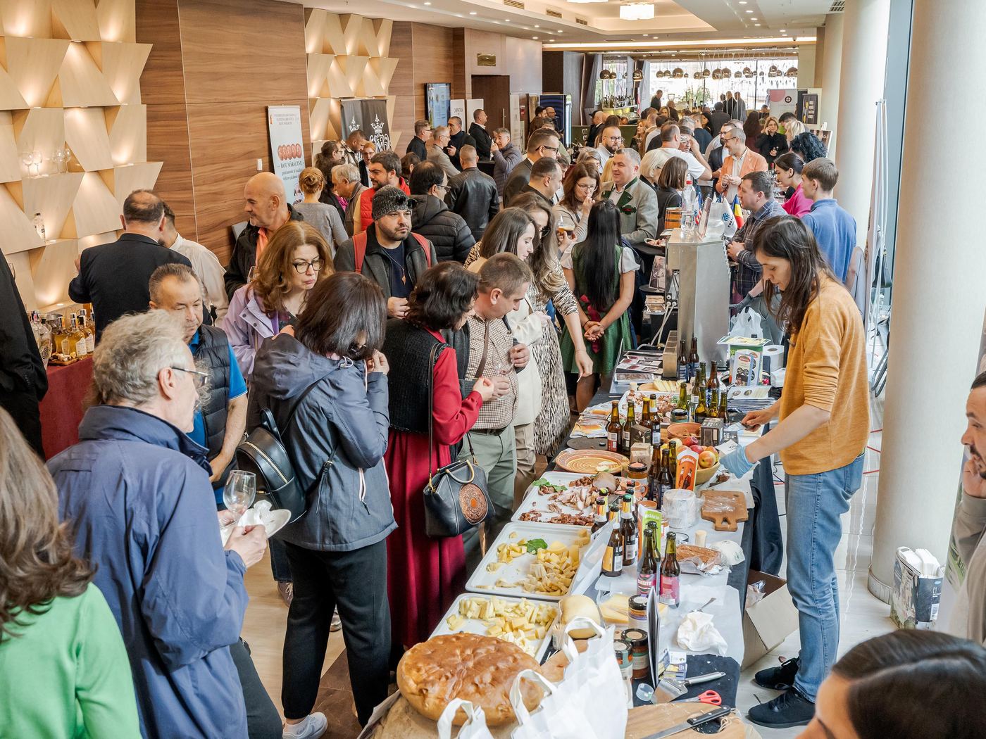 Public în zona expozițională de la Treasures of the East 2025, Ramada Plaza Craiova