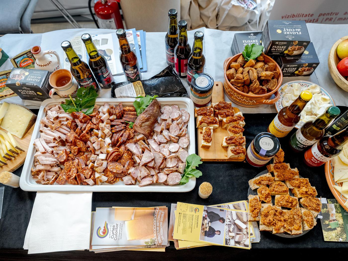Produse artizanale și platouri prezentate de producători la Treasures of the East 2025