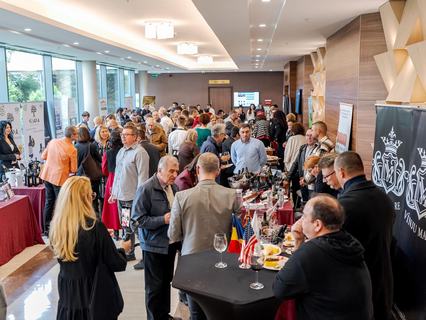 Public în zona expozițională de la Treasures of the East 2025, Ramada Plaza Craiova