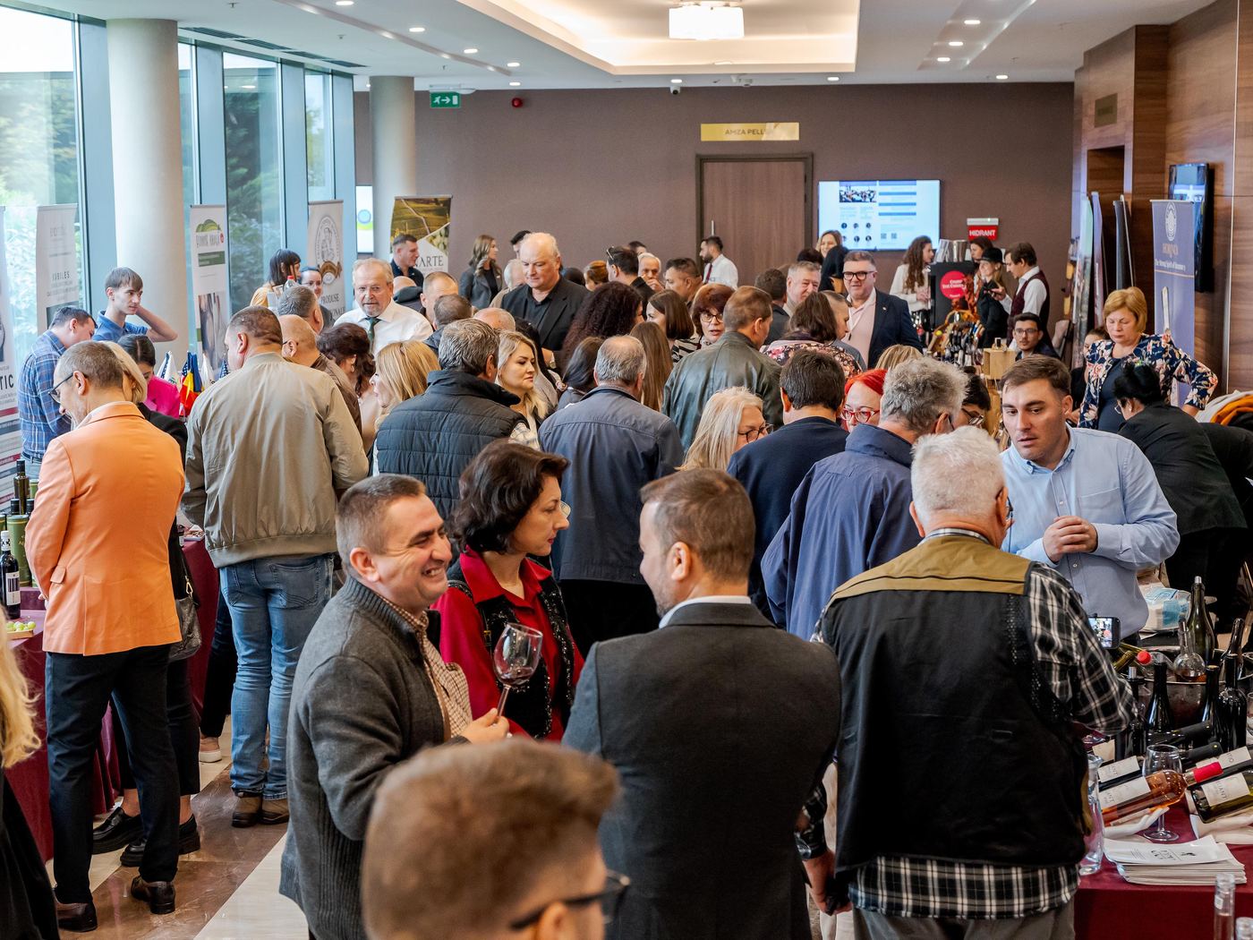 Public în zona expozițională de la Treasures of the East 2025, Ramada Plaza Craiova