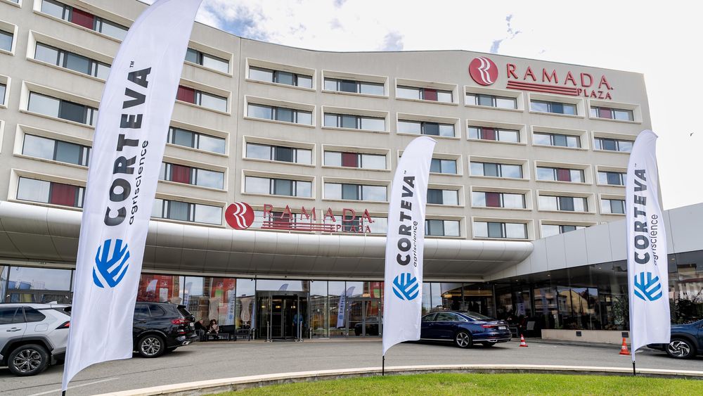 Public în zona expozițională de la Treasures of the East 2025, Ramada Plaza Craiova
