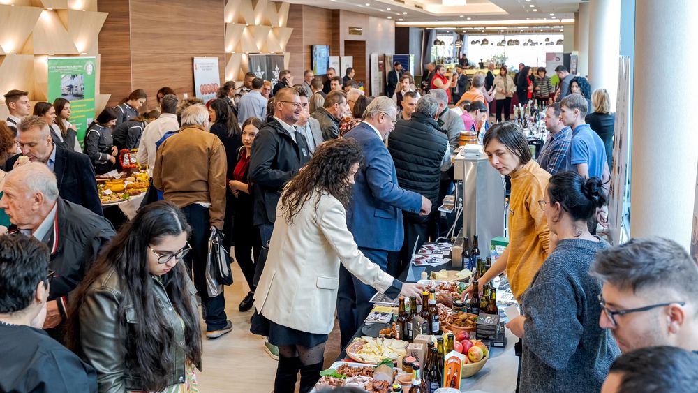 Public în zona expozițională de la Treasures of the East 2025, Ramada Plaza Craiova