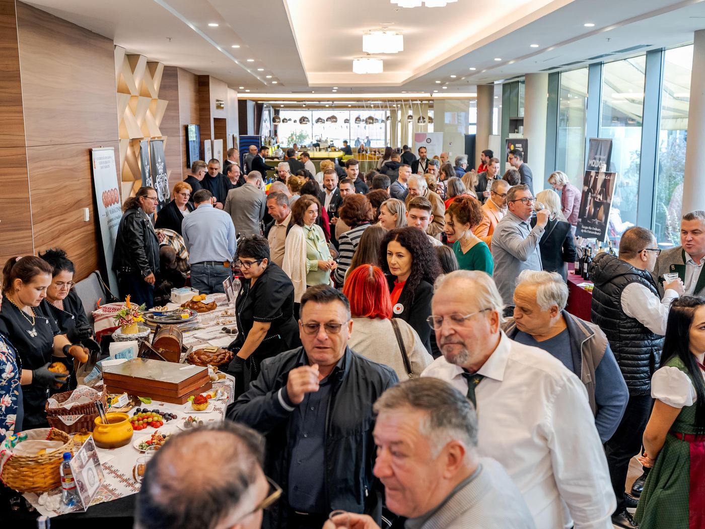 Public în zona expozițională de la Treasures of the East 2025, Ramada Plaza Craiova