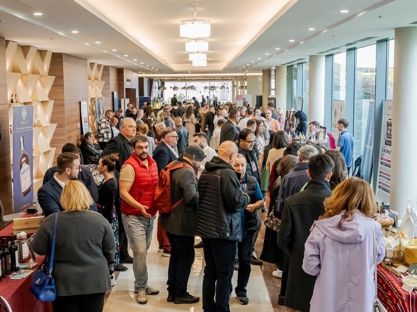 Public în zona expozițională de la Treasures of the East 2025, Ramada Plaza Craiova