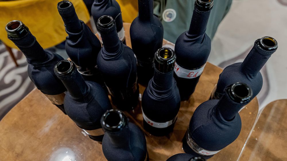 Jurizare în orb, ediția 2025 — probele se degustă cu sticlele acoperite.