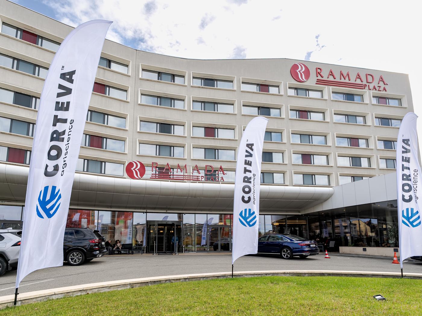 Public în zona expozițională de la Treasures of the East 2025, Ramada Plaza Craiova