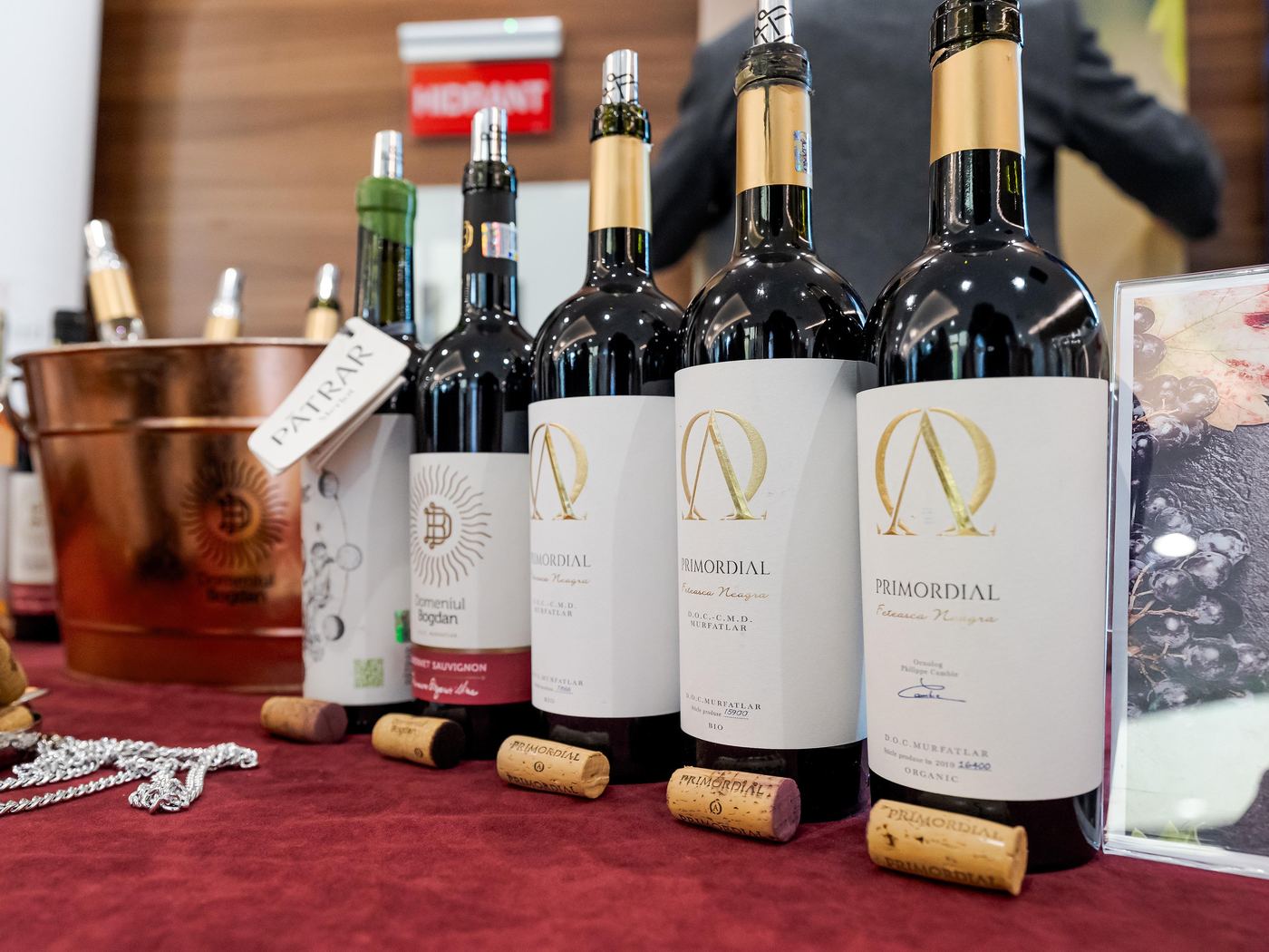 Vinuri expuse și degustări la standurile din Treasures of the East 2025