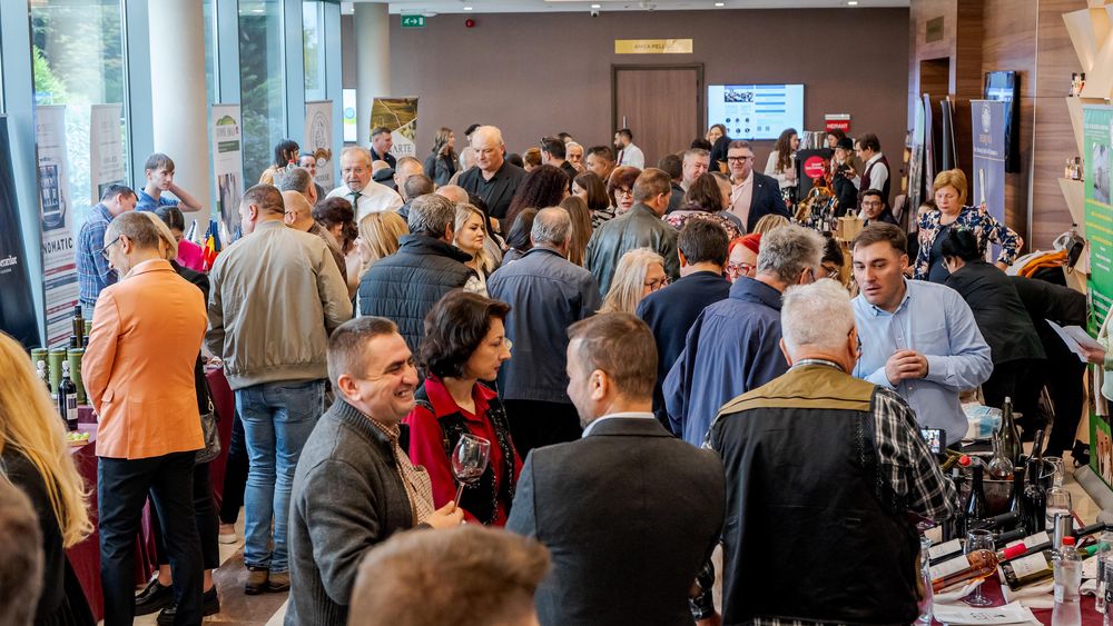 Public în zona expozițională de la Treasures of the East 2025, Ramada Plaza Craiova